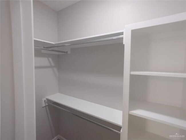Building Photo - 1409 Shavano Dr
