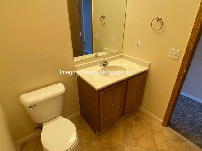 Building Photo - 2088 Oakcrest Cir