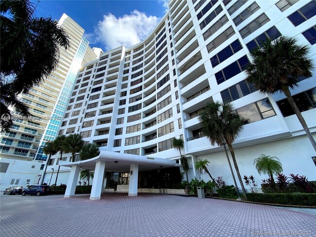 Building Photo - 3505 S Ocean Dr