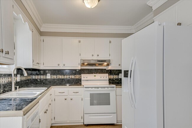 Building Photo - 238 Cavalier Dr