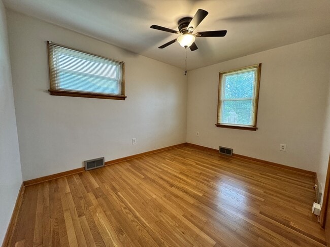 Building Photo - 321 Sharon Ln