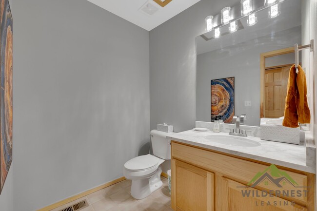 Building Photo - Spacious Townhome with Amazing Views