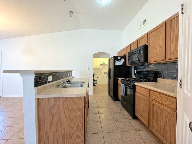 Building Photo - Northeast El Paso 3 Bed Refrig A/C