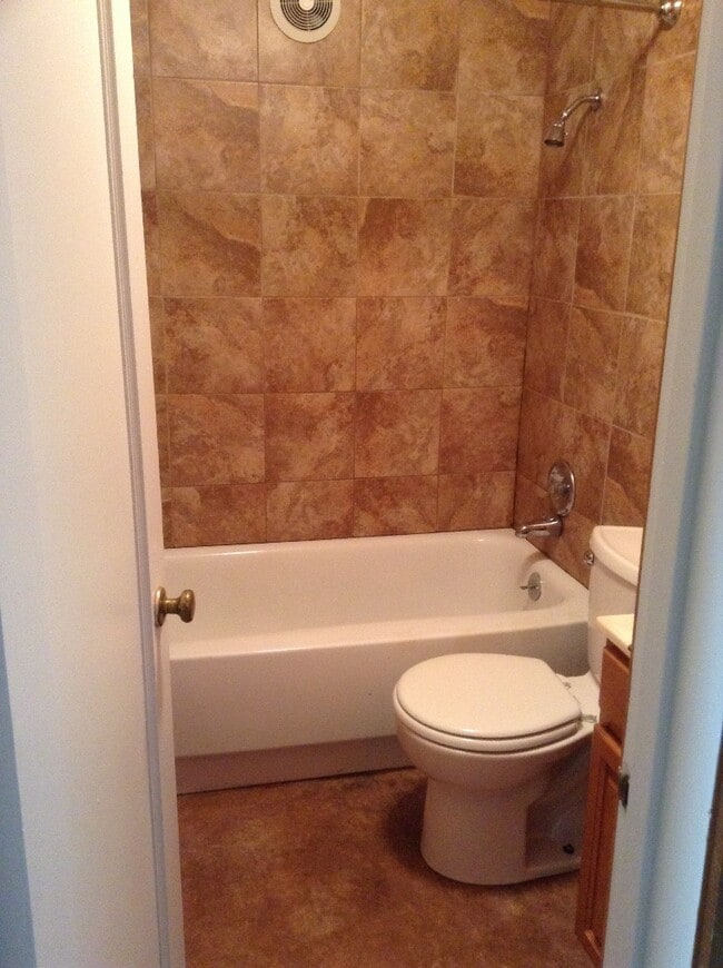 Building Photo - Beautiful 5 BR Campus Home w/Large Fenced Yard