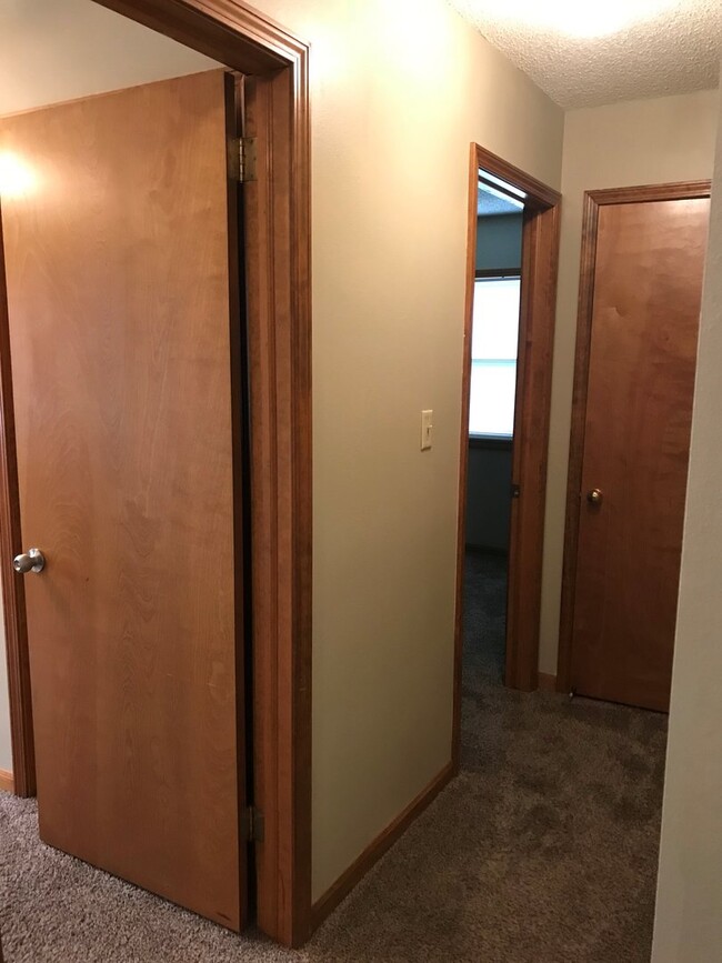 Building Photo - TALL CEILINGS! GREAT LOCATION!