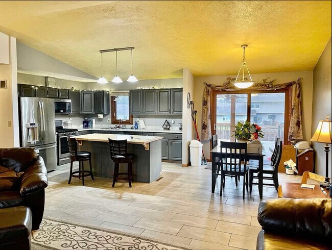 Building Photo - 5910 Thatcher Dr