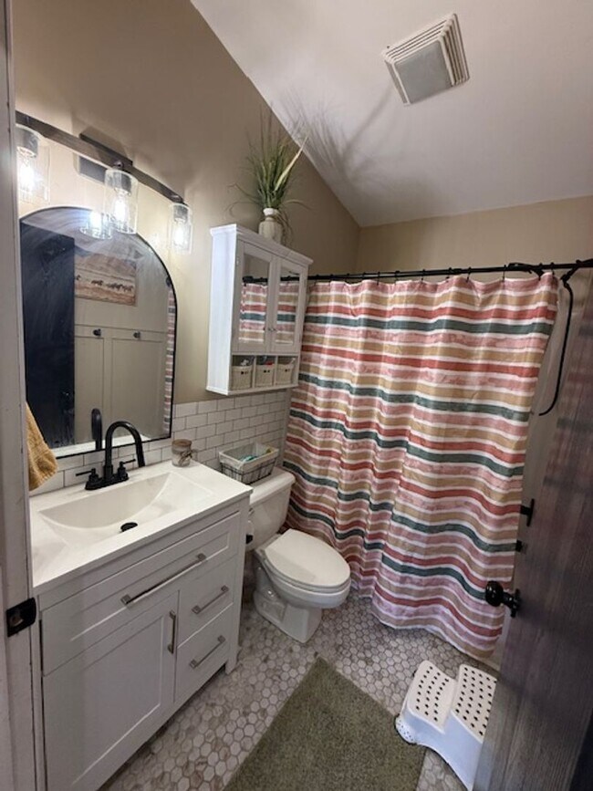 Building Photo - Room to Roam