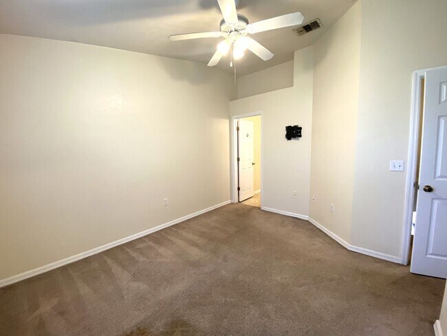 Building Photo - Kensington North #1608 - Pet Friendly!