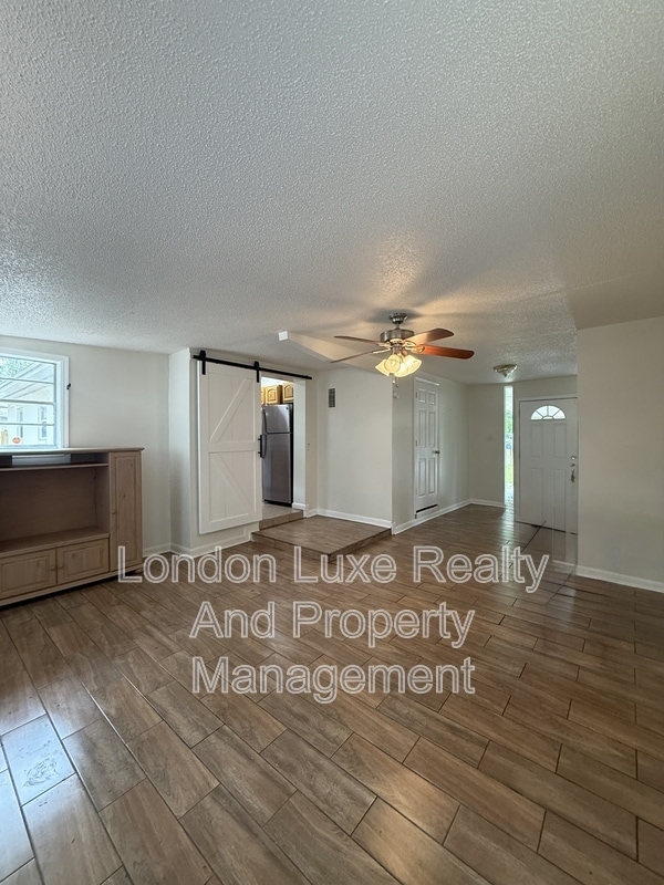 Building Photo - 909 La Marche Dr