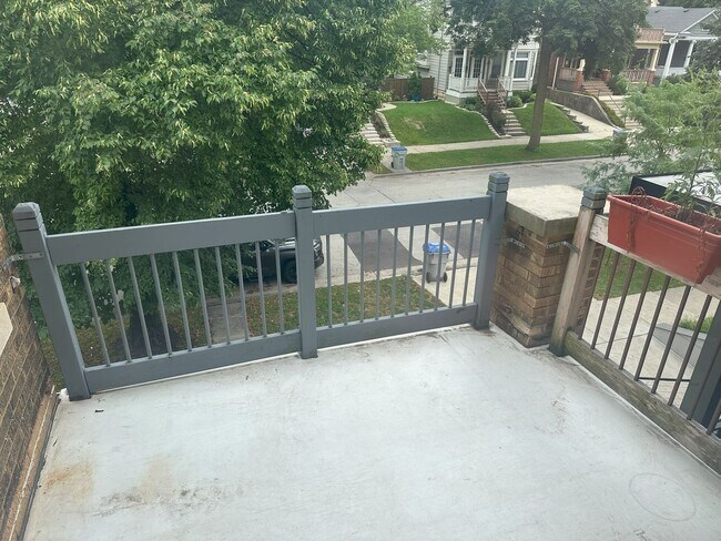 Building Photo - 1645-1647 N Astor St