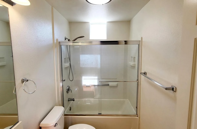 Building Photo - Beautifully Remolded Upscale 2 bed 2 bath ...