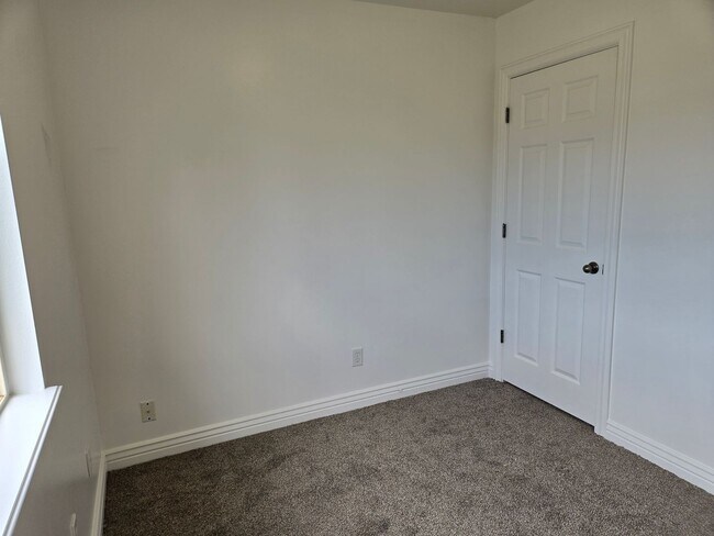 Building Photo - Beautiful 4 Bed, 2.5 Bath Townhome in Prim...