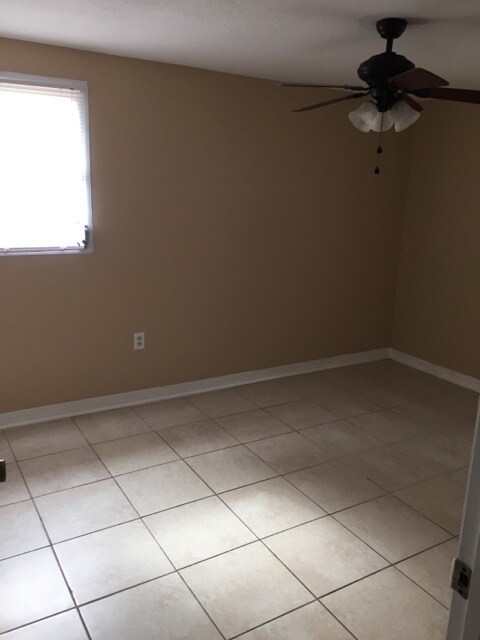 Building Photo - 2111 Smithfield Cir S