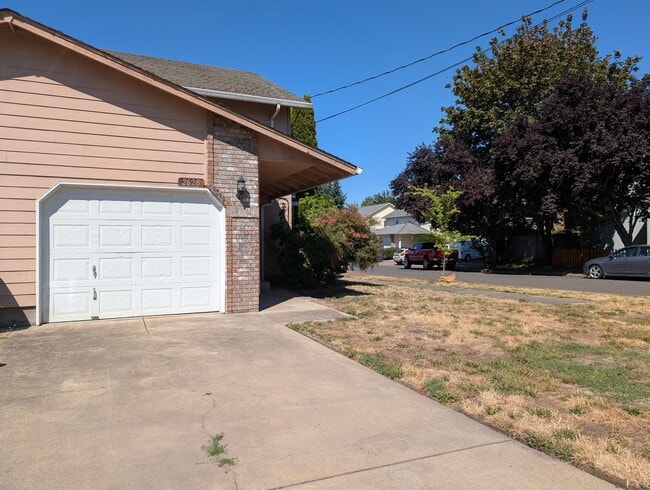 Building Photo - 3 bdrm/2 bthrm Duplex with Single Car Gara...