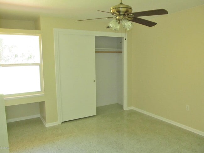 Building Photo - 204 River Heights Dr