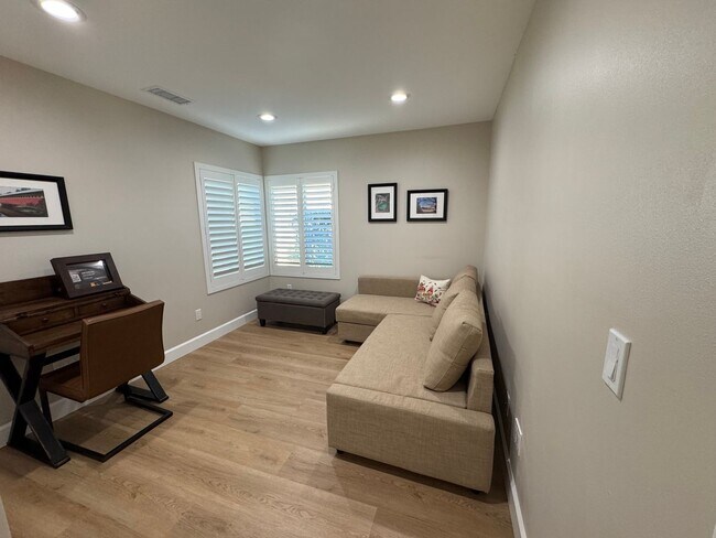 Building Photo - Fully Furnished Short Term Rental - Leisur...