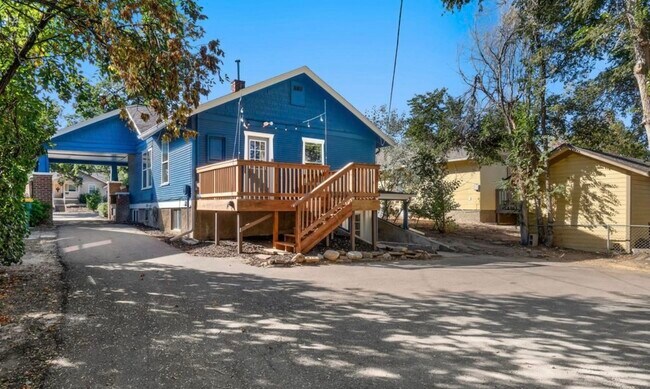 Building Photo - 2106 8th Ave