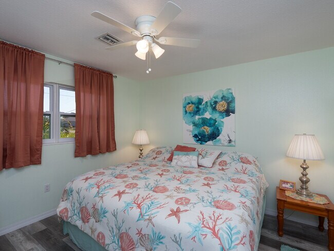 Building Photo - "Spacious 3-Bed Sanctuary with 3.5 Baths in Charming Port Charlotte!"