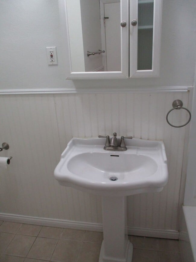 Building Photo - 3 Bedroom/1.5 Bath Brick Ranch In Miamisburg