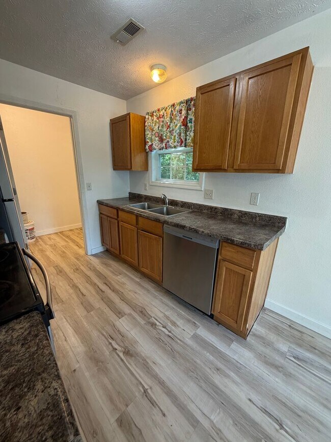 Building Photo - 3 Bedroom | 2 Bathroom | 1,100 square feet | Merriam Woods MO!