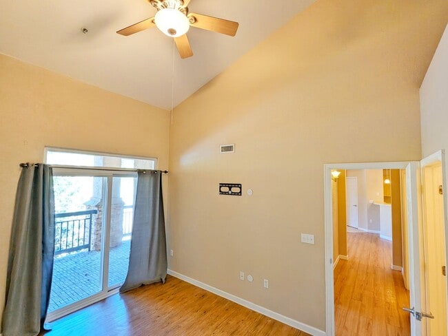 Building Photo - 2 Bedroom 2 Bath 2 Car Garage Condo in Braodmore Area