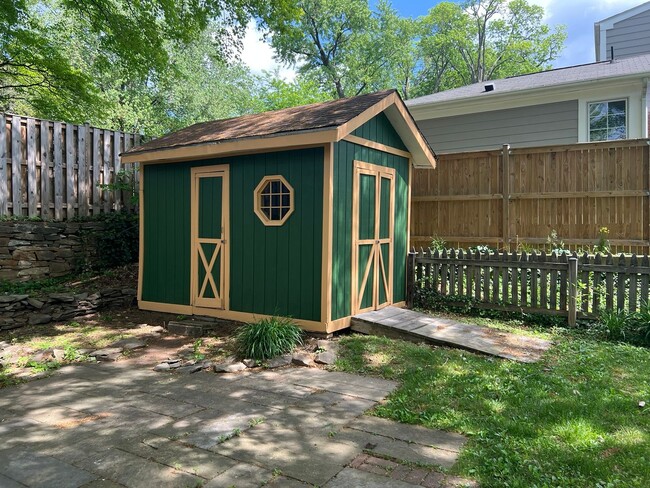 Building Photo - Renovated Rambler Close to Walter Reed, NI...