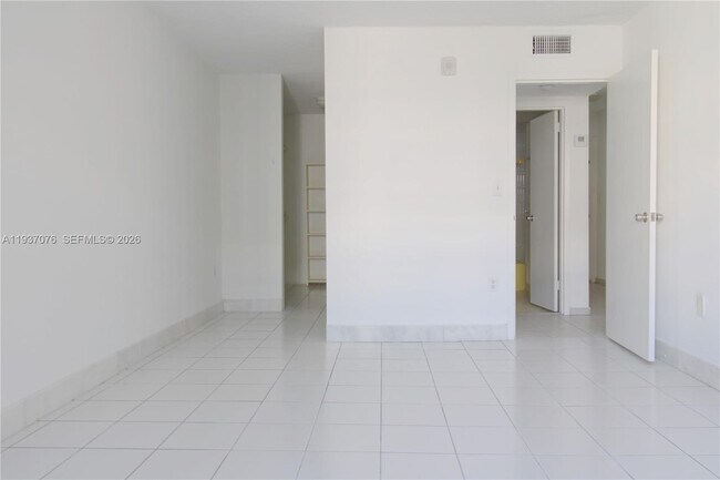 Building Photo - 1225 NE 124th St