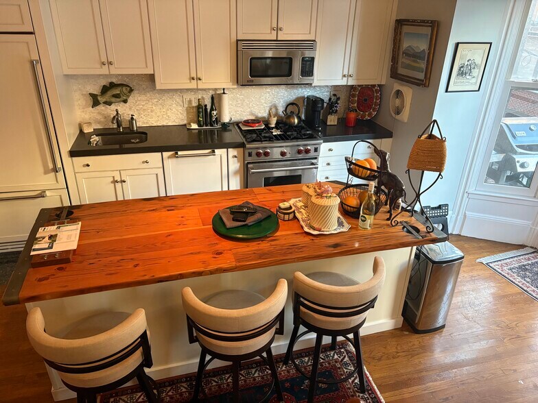 Building Photo - 35 Upton St