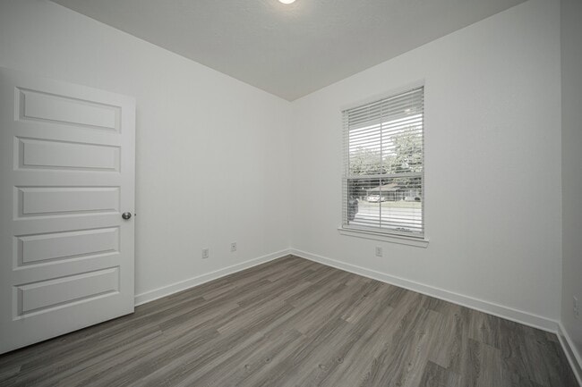 Building Photo - 1608 W 5th St