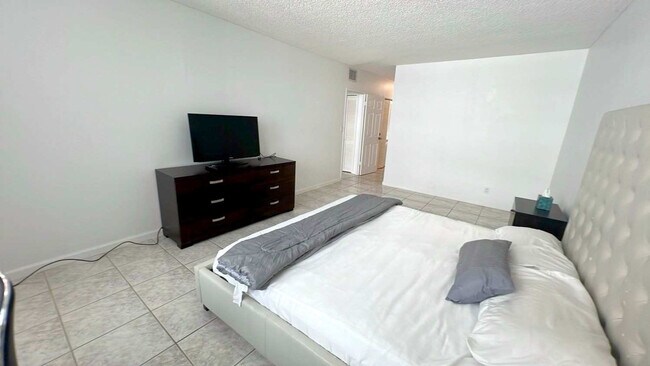 Building Photo - 3725 S Ocean Dr