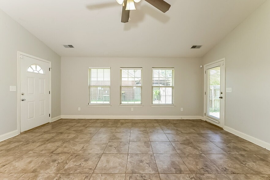 Building Photo - 45 Clover St