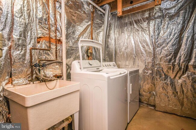 Building Photo - 27 Cross Country Ct