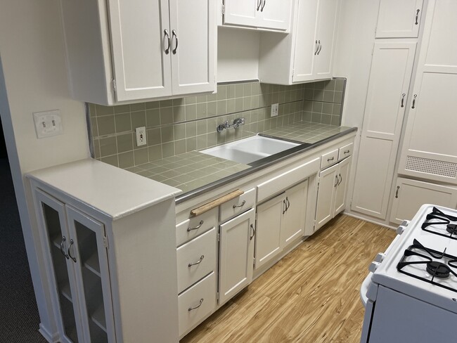 Kitchen 1 - 3181 S Barrington Ave