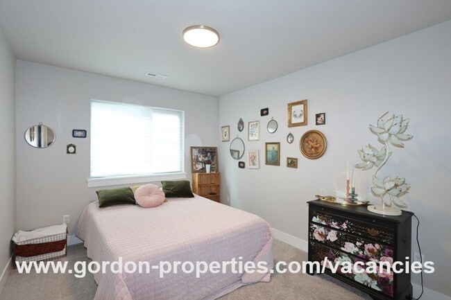 Building Photo - SE Golden Eagle Ln - 4 bedroom home in Hap...