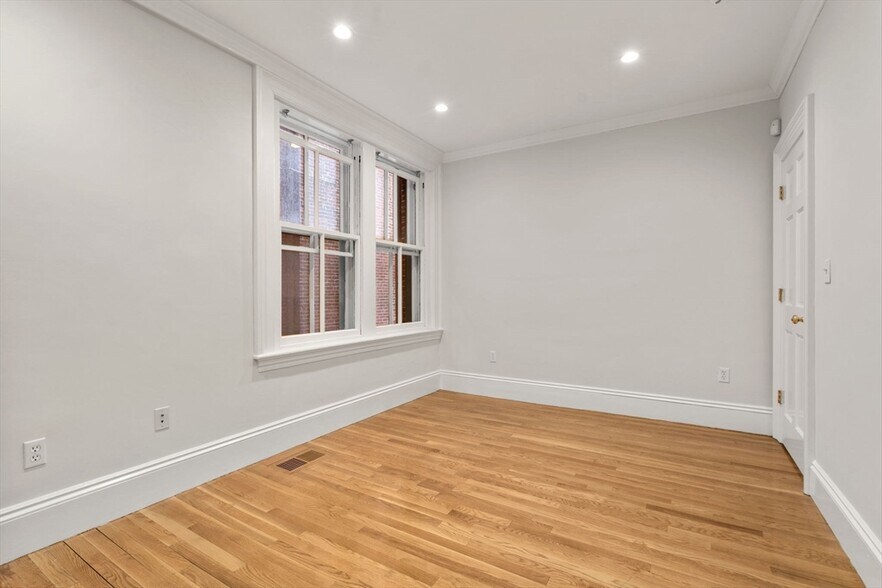Building Photo - 244 Beacon St