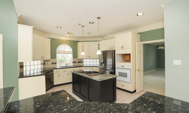 Building Photo - 7502 Holly Ct Estates Dr
