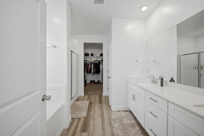 Building Photo - Extra Space, Extra Comfort! 5 Bedroom Home With Bonus Den in Long Valley!