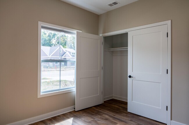 Building Photo - 8463 Oak Shade Cir