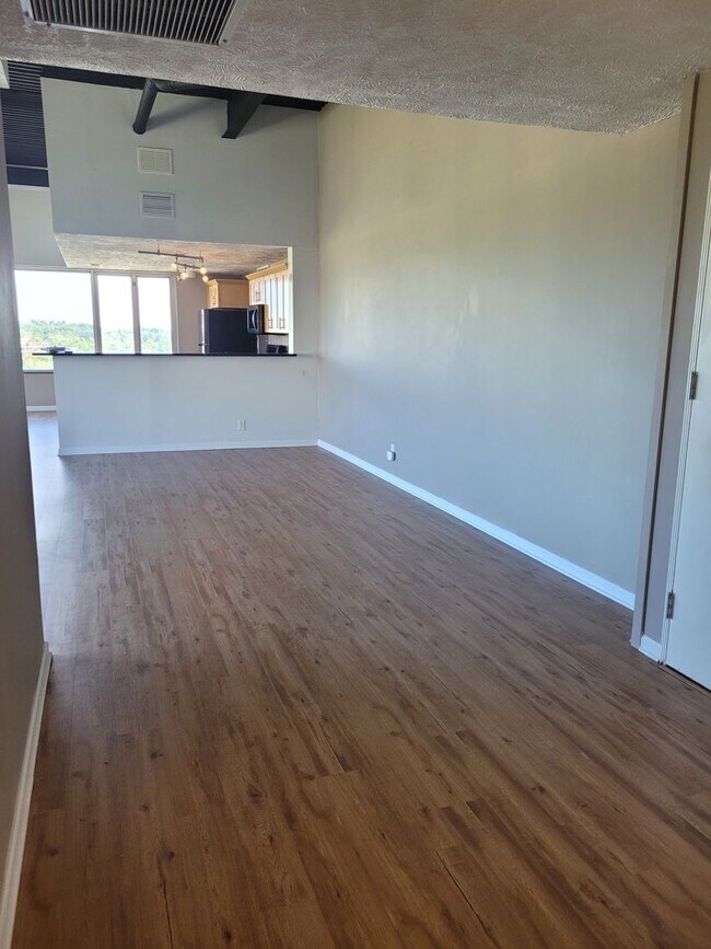 Building Photo - D Simmons (105 N 31st Ave #904)