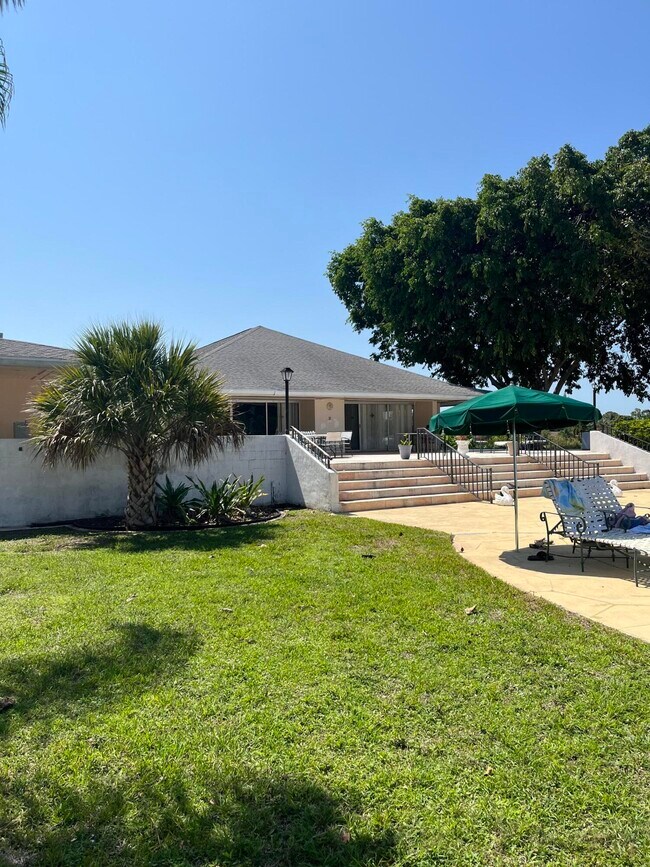 Building Photo - 143 West Ct