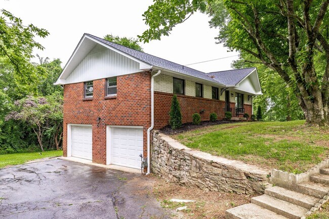 Building Photo - 418 Foothill Dr