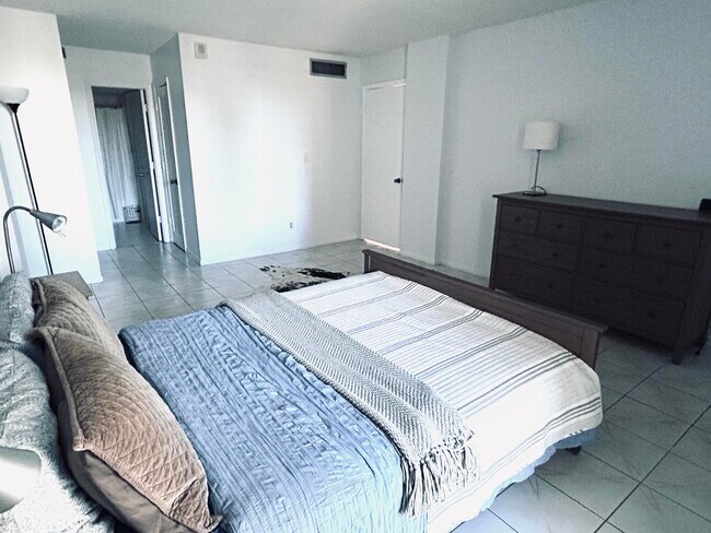 Building Photo - 1849 S Ocean Dr