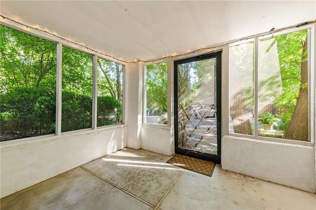 Building Photo - 1501 W 9th St