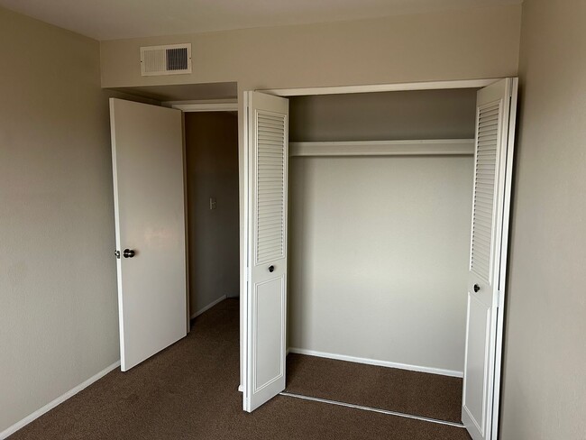 Building Photo - 2 bed + Bonus Room/Loft and 2 car garage