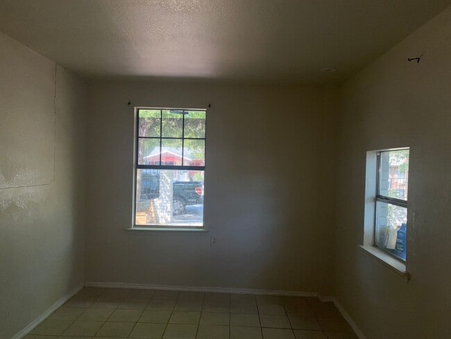 Building Photo - Near Downtown and PORT SA, BOEING CENTER T...