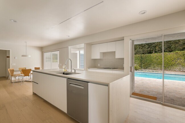 Building Photo - 650 N Tigertail Rd