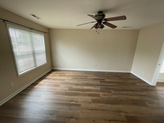 Building Photo - 3BR Home with Fenced Yard & Community Pool...