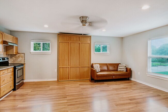 Building Photo - 134 Sinclair St