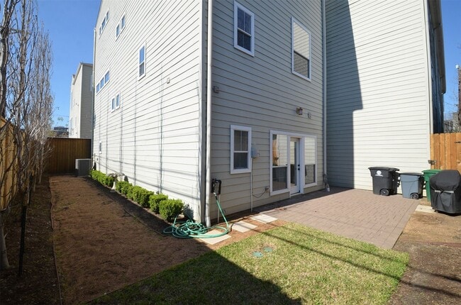 Building Photo - 1818 Binz St