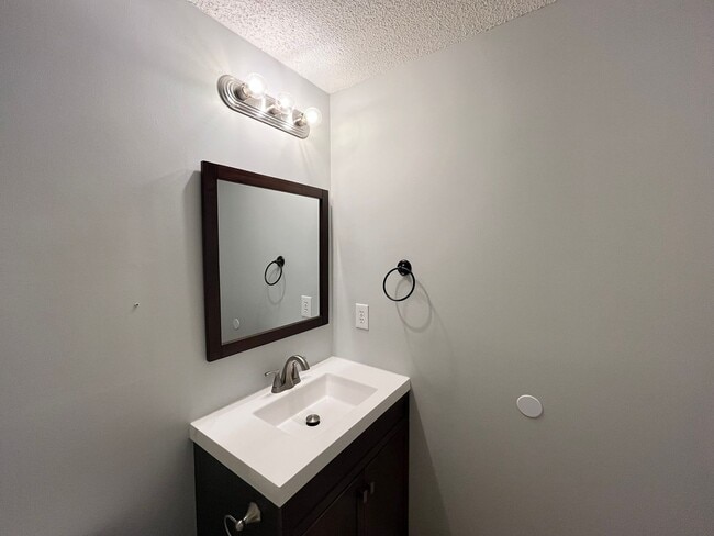 Building Photo - Classic 3BD, 2BA Apex Home in a Prime Location with a Fully Fenced Yard